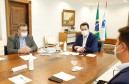 O Governo do Paraná vai reforçar a fiscalização nos postos instalados na divisa com São Paulo a partir desta quinta-feira (21). O número de agentes será ampliado em cerca de 40% nos 11 pontos em funcionamento. A medida foi definida nesta quarta-feira, em reunião do governador Carlos Massa Ratinho Junior com vários secretários e equipes, e valerá enquanto durar o feriadão prolongado de seis dias na capital paulista, que vai até segunda-feira (25).