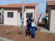 Quarenta e nove famílias de Teixeira Soares receberam nesta quinta-feira (21) as chaves de novas moradias construídas pelo Governo do Paraná na cidade, na região Centro-Sul do estado. Elas integram um grupo de pessoas carentes previamente cadastradas no programa Nossa Gente Paraná, voltado à assistência social de famílias em situação de vulnerabilidade social. (Foto: Ary Ribeiro Filho / Cohapar)