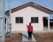 Quarenta e nove famílias de Teixeira Soares receberam nesta quinta-feira (21) as chaves de novas moradias construídas pelo Governo do Paraná na cidade, na região Centro-Sul do estado. Elas integram um grupo de pessoas carentes previamente cadastradas no programa Nossa Gente Paraná, voltado à assistência social de famílias em situação de vulnerabilidade social. (Foto: Ary Ribeiro Filho / Cohapar)