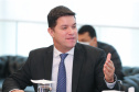O governador Carlos Massa Ratinho Junior assinou nesta segunda-feira (25) uma Proposta de Emenda à Constituição (PEC) para garantir paridade e integralidade aos servidores das forças de segurança pública que ingressaram na carreira após 2003. A contrapartida é a permanência por cinco anos a mais na ativa sem o recebimento do abono de permanência. A iniciativa engloba policiais civis, policiais penais e as carreiras da Polícia Científica.