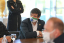 O governador Carlos Massa Ratinho Junior assinou nesta segunda-feira (25) uma Proposta de Emenda à Constituição (PEC) para garantir paridade e integralidade aos servidores das forças de segurança pública que ingressaram na carreira após 2003. A contrapartida é a permanência por cinco anos a mais na ativa sem o recebimento do abono de permanência. A iniciativa engloba policiais civis, policiais penais e as carreiras da Polícia Científica.Foto: Geraldo Bubniak/AEN