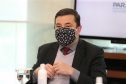 O governador Carlos Massa Ratinho Junior assinou nesta segunda-feira (25) uma Proposta de Emenda à Constituição (PEC) para garantir paridade e integralidade aos servidores das forças de segurança pública que ingressaram na carreira após 2003. A contrapartida é a permanência por cinco anos a mais na ativa sem o recebimento do abono de permanência. A iniciativa engloba policiais civis, policiais penais e as carreiras da Polícia Científica.Foto: Geraldo Bubniak/AEN