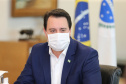 O governador Carlos Massa Ratinho Junior assinou nesta segunda-feira (25) uma Proposta de Emenda à Constituição (PEC) para garantir paridade e integralidade aos servidores das forças de segurança pública que ingressaram na carreira após 2003. A contrapartida é a permanência por cinco anos a mais na ativa sem o recebimento do abono de permanência. A iniciativa engloba policiais civis, policiais penais e as carreiras da Polícia Científica.
