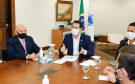 O governador Carlos Massa Ratinho Junior assinou nesta segunda-feira (25) uma Proposta de Emenda à Constituição (PEC) para garantir paridade e integralidade aos servidores das forças de segurança pública que ingressaram na carreira após 2003. A contrapartida é a permanência por cinco anos a mais na ativa sem o recebimento do abono de permanência. A iniciativa engloba policiais civis, policiais penais e as carreiras da Polícia Científica.