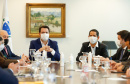 O governador Carlos Massa Ratinho Junior assinou nesta segunda-feira (25) uma Proposta de Emenda à Constituição (PEC) para garantir paridade e integralidade aos servidores das forças de segurança pública que ingressaram na carreira após 2003. A contrapartida é a permanência por cinco anos a mais na ativa sem o recebimento do abono de permanência. A iniciativa engloba policiais civis, policiais penais e as carreiras da Polícia Científica.