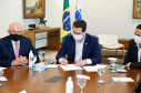O governador Carlos Massa Ratinho Junior assinou nesta segunda-feira (25) uma Proposta de Emenda à Constituição (PEC) para garantir paridade e integralidade aos servidores das forças de segurança pública que ingressaram na carreira após 2003. A contrapartida é a permanência por cinco anos a mais na ativa sem o recebimento do abono de permanência. A iniciativa engloba policiais civis, policiais penais e as carreiras da Polícia Científica.