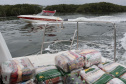 O Governo do Paraná entregou 10,5 toneladas de alimentos para pescadores, ribeirinhos e caiçaras que vivem em nove comunidades do litoral do Estado. Foram 528 cestas distribuídas, em uma ação que reuniu Portos do Paraná, Conselho dos Povos de Comunidades Tradicionais do Paraná, Superintendência Geral de Diálogo e Interação Social (Sudis), Defesa Civil de Paranaguá, Polícia Militar Ambiental e Corpo de Bombeiros.