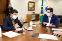 O Governo do Estado formalizou convênio com a prefeitura de Cascavel para reurbanização de um trecho de 1,8 quilômetro da Avenida Brasil, principal via de acesso à cidade, entre a Rua Corbélia e o Trevo Cataratas. O anúncio foi feito nesta terça-feira (26) pelo governador Carlos Massa Ratinho Junior durante reunião no Palácio Iguaçu com o prefeito do município, Leonaldo Paranhos.
