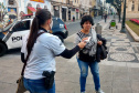 Polícia Civil distribui máscaras e orienta a população em Curitiba. Foto:PCPR