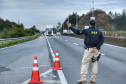 de proteção e prevenção aos profissionais que cortam as rodovias do Paraná garantindo o abastecimento das famílias, inclusive durante a pandemia de coronavírus.  
Foto: José Fernando Ogura/AEN