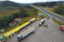 de proteção e prevenção aos profissionais que cortam as rodovias do Paraná garantindo o abastecimento das famílias, inclusive durante a pandemia de coronavírus.  
Foto: José Fernando Ogura/AEN