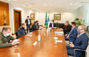 O presidente do Tribunal de Justiça do Paraná (TJPR), desembargador Adalberto Xisto Pereira, oficializou nesta terça-feira (9), em cerimônia no Palácio Iguaçu, um repasse de R$ 26 milhões para ações de combate ao novo coronavírus no Estado. Cerca de R$ 23 milhões já foram transferidos aos 399 municípios para ações emergenciais e os demais recursos serão usados pela Secretaria de Estado da Saúde para compra de insumos.
