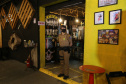 Ação Integrada de Fiscalização Urbana (AIFU)  na noite desta quinta (18) fiscalizando bares e restaurantes que estão descumprindo o decreto 774/20 da Prefeitura de Curitiba, que restringiu várias atividades comerciais por causa da bandeira Laranja de alerta para contaminação de Covid-19Curitiba -  18/06/2020 - Foto: Geraldo Bubniak/AEN