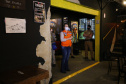 Ação Integrada de Fiscalização Urbana (AIFU)  na noite desta quinta (18) fiscalizando bares e restaurantes que estão descumprindo o decreto 774/20 da Prefeitura de Curitiba, que restringiu várias atividades comerciais por causa da bandeira Laranja de alerta para contaminação de Covid-19Curitiba -  18/06/2020 - Foto: Geraldo Bubniak/AEN