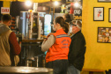 Ação Integrada de Fiscalização Urbana (AIFU)  na noite desta quinta (18) fiscalizando bares e restaurantes que estão descumprindo o decreto 774/20 da Prefeitura de Curitiba, que restringiu várias atividades comerciais por causa da bandeira Laranja de alerta para contaminação de Covid-19Curitiba -  18/06/2020 - Foto: Geraldo Bubniak/AEN