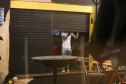 Ação Integrada de Fiscalização Urbana (AIFU)  na noite desta quinta (18) fiscalizando bares e restaurantes que estão descumprindo o decreto 774/20 da Prefeitura de Curitiba, que restringiu várias atividades comerciais por causa da bandeira Laranja de alerta para contaminação de Covid-19Curitiba -  18/06/2020 - Foto: Geraldo Bubniak/AEN