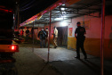Ação Integrada de Fiscalização Urbana (AIFU)  na noite desta quinta (18) fiscalizando bares e restaurantes que estão descumprindo o decreto 774/20 da Prefeitura de Curitiba, que restringiu várias atividades comerciais por causa da bandeira Laranja de alerta para contaminação de Covid-19Curitiba -  18/06/2020 - Foto: Geraldo Bubniak/AEN