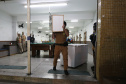 Ação Integrada de Fiscalização Urbana (AIFU)  na noite desta quinta (18) fiscalizando bares e restaurantes que estão descumprindo o decreto 774/20 da Prefeitura de Curitiba, que restringiu várias atividades comerciais por causa da bandeira Laranja de alerta para contaminação de Covid-19Curitiba -  18/06/2020 - Foto: Geraldo Bubniak/AEN