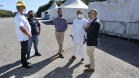 As medidas de contingência contra a COVID-19, adotadas no Porto de Paranaguá, serão usadas como modelo nas divisas, fronteiras e aeroportos do Paraná. Representantes da Secretaria Estadual de Saúde (SESA) visitaram as instalações portuárias nessa sexta-feira (19), para conhecer os protocolos de entrada de trabalhadores portuários e caminhoneiros. Desde março, foram 400 mil triagens realizadas, no acesso ao cais e ao pátio de descarga de grãos.
