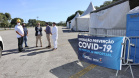 As medidas de contingência contra a COVID-19, adotadas no Porto de Paranaguá, serão usadas como modelo nas divisas, fronteiras e aeroportos do Paraná. Representantes da Secretaria Estadual de Saúde (SESA) visitaram as instalações portuárias nessa sexta-feira (19), para conhecer os protocolos de entrada de trabalhadores portuários e caminhoneiros. Desde março, foram 400 mil triagens realizadas, no acesso ao cais e ao pátio de descarga de grãos.
