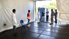 As medidas de contingência contra a COVID-19, adotadas no Porto de Paranaguá, serão usadas como modelo nas divisas, fronteiras e aeroportos do Paraná. Representantes da Secretaria Estadual de Saúde (SESA) visitaram as instalações portuárias nessa sexta-feira (19), para conhecer os protocolos de entrada de trabalhadores portuários e caminhoneiros. Desde março, foram 400 mil triagens realizadas, no acesso ao cais e ao pátio de descarga de grãos.
