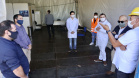 As medidas de contingência contra a COVID-19, adotadas no Porto de Paranaguá, serão usadas como modelo nas divisas, fronteiras e aeroportos do Paraná. Representantes da Secretaria Estadual de Saúde (SESA) visitaram as instalações portuárias nessa sexta-feira (19), para conhecer os protocolos de entrada de trabalhadores portuários e caminhoneiros. Desde março, foram 400 mil triagens realizadas, no acesso ao cais e ao pátio de descarga de grãos.
