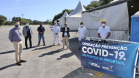 As medidas de contingência contra a COVID-19, adotadas no Porto de Paranaguá, serão usadas como modelo nas divisas, fronteiras e aeroportos do Paraná. Representantes da Secretaria Estadual de Saúde (SESA) visitaram as instalações portuárias nessa sexta-feira (19), para conhecer os protocolos de entrada de trabalhadores portuários e caminhoneiros. Desde março, foram 400 mil triagens realizadas, no acesso ao cais e ao pátio de descarga de grãos.

