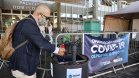 As medidas de contingência contra a COVID-19, adotadas no Porto de Paranaguá, serão usadas como modelo nas divisas, fronteiras e aeroportos do Paraná. Representantes da Secretaria Estadual de Saúde (SESA) visitaram as instalações portuárias nessa sexta-feira (19), para conhecer os protocolos de entrada de trabalhadores portuários e caminhoneiros. Desde março, foram 400 mil triagens realizadas, no acesso ao cais e ao pátio de descarga de grãos.
