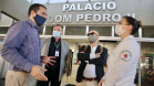 As medidas de contingência contra a COVID-19, adotadas no Porto de Paranaguá, serão usadas como modelo nas divisas, fronteiras e aeroportos do Paraná. Representantes da Secretaria Estadual de Saúde (SESA) visitaram as instalações portuárias nessa sexta-feira (19), para conhecer os protocolos de entrada de trabalhadores portuários e caminhoneiros. Desde março, foram 400 mil triagens realizadas, no acesso ao cais e ao pátio de descarga de grãos.
