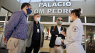 As medidas de contingência contra a COVID-19, adotadas no Porto de Paranaguá, serão usadas como modelo nas divisas, fronteiras e aeroportos do Paraná. Representantes da Secretaria Estadual de Saúde (SESA) visitaram as instalações portuárias nessa sexta-feira (19), para conhecer os protocolos de entrada de trabalhadores portuários e caminhoneiros. Desde março, foram 400 mil triagens realizadas, no acesso ao cais e ao pátio de descarga de grãos.
