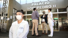 As medidas de contingência contra a COVID-19, adotadas no Porto de Paranaguá, serão usadas como modelo nas divisas, fronteiras e aeroportos do Paraná. Representantes da Secretaria Estadual de Saúde (SESA) visitaram as instalações portuárias nessa sexta-feira (19), para conhecer os protocolos de entrada de trabalhadores portuários e caminhoneiros. Desde março, foram 400 mil triagens realizadas, no acesso ao cais e ao pátio de descarga de grãos.
