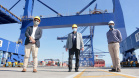 As medidas de contingência contra a COVID-19, adotadas no Porto de Paranaguá, serão usadas como modelo nas divisas, fronteiras e aeroportos do Paraná. Representantes da Secretaria Estadual de Saúde (SESA) visitaram as instalações portuárias nessa sexta-feira (19), para conhecer os protocolos de entrada de trabalhadores portuários e caminhoneiros. Desde março, foram 400 mil triagens realizadas, no acesso ao cais e ao pátio de descarga de grãos.
