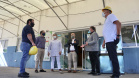 As medidas de contingência contra a COVID-19, adotadas no Porto de Paranaguá, serão usadas como modelo nas divisas, fronteiras e aeroportos do Paraná. Representantes da Secretaria Estadual de Saúde (SESA) visitaram as instalações portuárias nessa sexta-feira (19), para conhecer os protocolos de entrada de trabalhadores portuários e caminhoneiros. Desde março, foram 400 mil triagens realizadas, no acesso ao cais e ao pátio de descarga de grãos.
