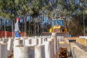 Do alto, o grande receptor circular em construção pela Companhia de Saneamento do Paraná (Sanepar) chama atenção. Ele é peça-chave na ampliação da Estação de Tratamento de Esgoto (ETE) Norte, em Londrina, na Região Norte do Paraná. Foto Gilson Abreu