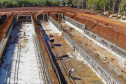 Do alto, o grande receptor circular em construção pela Companhia de Saneamento do Paraná (Sanepar) chama atenção. Ele é peça-chave na ampliação da Estação de Tratamento de Esgoto (ETE) Norte, em Londrina, na Região Norte do Paraná. Foto Gilson Abreu
