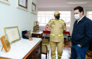 O governador Carlos Massa Ratinho Junior visitou nesta quinta-feira (2) a sede do Comando do Corpo de Bombeiros do Paraná, em Curitiba, e agradeceu o trabalho desempenhado pelas equipes da corporação durante a pandemia provocada pelo novo coronavírus e o ciclone extratropical que atingiu o Sul do País nesta semana. Ele saudou a assistência rápida, a dedicação e a ajuda desses servidores nesse momento de dificuldade. Hoje é o Dia Nacional do Bombeiro.
