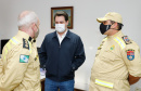 O governador Carlos Massa Ratinho Junior visitou nesta quinta-feira (2) a sede do Comando do Corpo de Bombeiros do Paraná, em Curitiba, e agradeceu o trabalho desempenhado pelas equipes da corporação durante a pandemia provocada pelo novo coronavírus e o ciclone extratropical que atingiu o Sul do País nesta semana. Ele saudou a assistência rápida, a dedicação e a ajuda desses servidores nesse momento de dificuldade. Hoje é o Dia Nacional do Bombeiro.
