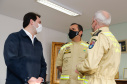 O governador Carlos Massa Ratinho Junior visitou nesta quinta-feira (2) a sede do Comando do Corpo de Bombeiros do Paraná, em Curitiba, e agradeceu o trabalho desempenhado pelas equipes da corporação durante a pandemia provocada pelo novo coronavírus e o ciclone extratropical que atingiu o Sul do País nesta semana. Ele saudou a assistência rápida, a dedicação e a ajuda desses servidores nesse momento de dificuldade. Hoje é o Dia Nacional do Bombeiro.
