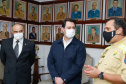 O governador Carlos Massa Ratinho Junior visitou nesta quinta-feira (2) a sede do Comando do Corpo de Bombeiros do Paraná, em Curitiba, e agradeceu o trabalho desempenhado pelas equipes da corporação durante a pandemia provocada pelo novo coronavírus e o ciclone extratropical que atingiu o Sul do País nesta semana. Ele saudou a assistência rápida, a dedicação e a ajuda desses servidores nesse momento de dificuldade. Hoje é o Dia Nacional do Bombeiro.
