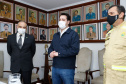 O governador Carlos Massa Ratinho Junior visitou nesta quinta-feira (2) a sede do Comando do Corpo de Bombeiros do Paraná, em Curitiba, e agradeceu o trabalho desempenhado pelas equipes da corporação durante a pandemia provocada pelo novo coronavírus e o ciclone extratropical que atingiu o Sul do País nesta semana. Ele saudou a assistência rápida, a dedicação e a ajuda desses servidores nesse momento de dificuldade. Hoje é o Dia Nacional do Bombeiro.
