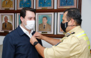 O governador Carlos Massa Ratinho Junior visitou nesta quinta-feira (2) a sede do Comando do Corpo de Bombeiros do Paraná, em Curitiba, e agradeceu o trabalho desempenhado pelas equipes da corporação durante a pandemia provocada pelo novo coronavírus e o ciclone extratropical que atingiu o Sul do País nesta semana. Ele saudou a assistência rápida, a dedicação e a ajuda desses servidores nesse momento de dificuldade. Hoje é o Dia Nacional do Bombeiro.
