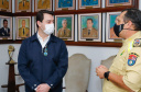 O governador Carlos Massa Ratinho Junior visitou nesta quinta-feira (2) a sede do Comando do Corpo de Bombeiros do Paraná, em Curitiba, e agradeceu o trabalho desempenhado pelas equipes da corporação durante a pandemia provocada pelo novo coronavírus e o ciclone extratropical que atingiu o Sul do País nesta semana. Ele saudou a assistência rápida, a dedicação e a ajuda desses servidores nesse momento de dificuldade. Hoje é o Dia Nacional do Bombeiro.
