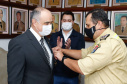 O governador Carlos Massa Ratinho Junior visitou nesta quinta-feira (2) a sede do Comando do Corpo de Bombeiros do Paraná, em Curitiba, e agradeceu o trabalho desempenhado pelas equipes da corporação durante a pandemia provocada pelo novo coronavírus e o ciclone extratropical que atingiu o Sul do País nesta semana. Ele saudou a assistência rápida, a dedicação e a ajuda desses servidores nesse momento de dificuldade. Hoje é o Dia Nacional do Bombeiro.
