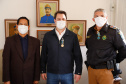 O governador Carlos Massa Ratinho Junior visitou nesta quinta-feira (2) a sede do Comando do Corpo de Bombeiros do Paraná, em Curitiba, e agradeceu o trabalho desempenhado pelas equipes da corporação durante a pandemia provocada pelo novo coronavírus e o ciclone extratropical que atingiu o Sul do País nesta semana. Ele saudou a assistência rápida, a dedicação e a ajuda desses servidores nesse momento de dificuldade. Hoje é o Dia Nacional do Bombeiro.
