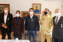 O governador Carlos Massa Ratinho Junior visitou nesta quinta-feira (2) a sede do Comando do Corpo de Bombeiros do Paraná, em Curitiba, e agradeceu o trabalho desempenhado pelas equipes da corporação durante a pandemia provocada pelo novo coronavírus e o ciclone extratropical que atingiu o Sul do País nesta semana. Ele saudou a assistência rápida, a dedicação e a ajuda desses servidores nesse momento de dificuldade. Hoje é o Dia Nacional do Bombeiro.

