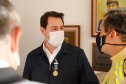 O governador Carlos Massa Ratinho Junior visitou nesta quinta-feira (2) a sede do Comando do Corpo de Bombeiros do Paraná, em Curitiba, e agradeceu o trabalho desempenhado pelas equipes da corporação durante a pandemia provocada pelo novo coronavírus e o ciclone extratropical que atingiu o Sul do País nesta semana. Ele saudou a assistência rápida, a dedicação e a ajuda desses servidores nesse momento de dificuldade. Hoje é o Dia Nacional do Bombeiro.
