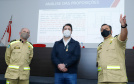 O governador Carlos Massa Ratinho Junior visitou nesta quinta-feira (2) a sede do Comando do Corpo de Bombeiros do Paraná, em Curitiba, e agradeceu o trabalho desempenhado pelas equipes da corporação durante a pandemia provocada pelo novo coronavírus e o ciclone extratropical que atingiu o Sul do País nesta semana. Ele saudou a assistência rápida, a dedicação e a ajuda desses servidores nesse momento de dificuldade. Hoje é o Dia Nacional do Bombeiro.

