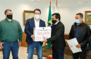 Agricultores familiares de 15 comunidades de Rosário do Ivaí, no Vale do Ivaí, vão receber o mapa e o memorial descritivo das propriedades onde vivem, uma das etapas do processo de regularização fundiária de suas terras. A documentação, que vai beneficiar 110 famílias, foi entregue nesta quinta-feira (02) pelo governador Carlos Massa Ratinho Junior ao prefeito Ilton Shiguemi Kuroda.
