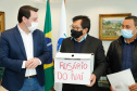 Agricultores familiares de 15 comunidades de Rosário do Ivaí, no Vale do Ivaí, vão receber o mapa e o memorial descritivo das propriedades onde vivem, uma das etapas do processo de regularização fundiária de suas terras. A documentação, que vai beneficiar 110 famílias, foi entregue nesta quinta-feira (02) pelo governador Carlos Massa Ratinho Junior ao prefeito Ilton Shiguemi Kuroda.
