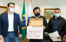 Agricultores familiares de 15 comunidades de Rosário do Ivaí, no Vale do Ivaí, vão receber o mapa e o memorial descritivo das propriedades onde vivem, uma das etapas do processo de regularização fundiária de suas terras. A documentação, que vai beneficiar 110 famílias, foi entregue nesta quinta-feira (02) pelo governador Carlos Massa Ratinho Junior ao prefeito Ilton Shiguemi Kuroda.
